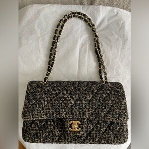 CHANEL
Timeless/Classique tweed handbag